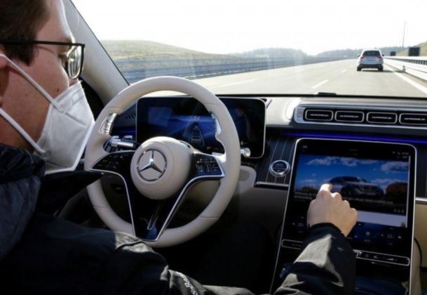 Mercedes-Benz   Tesla Autopilot