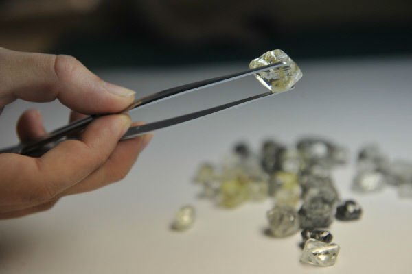 В условиях острого бюджетного дефицита Минфин намерен начать торговлю алмазами