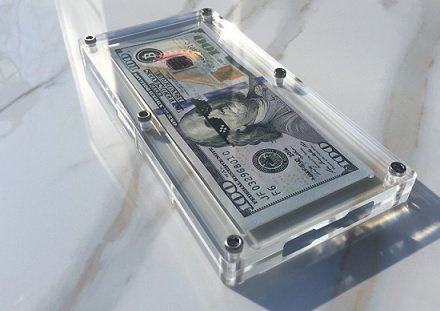 На Bitcointalk появились в продаже бумажные кошельки из 100-долларовых купюр