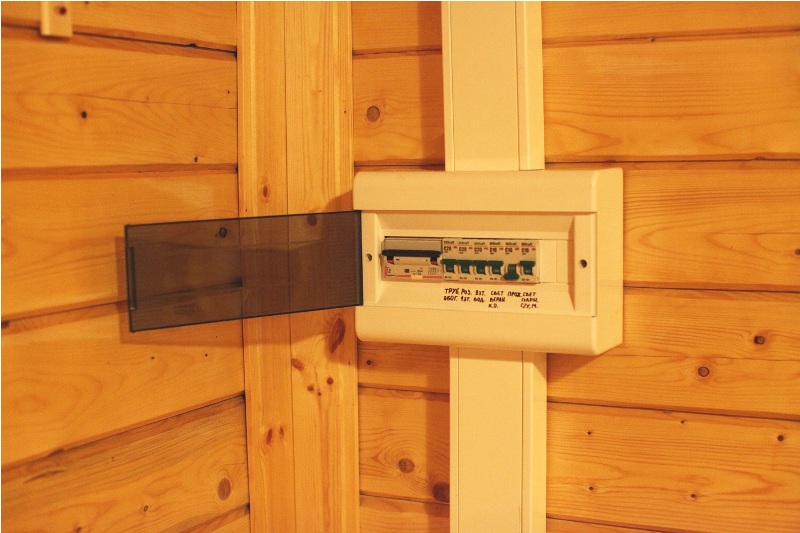Электропроводка в деревянном доме своими руками: пошаговая инструкция монтажа