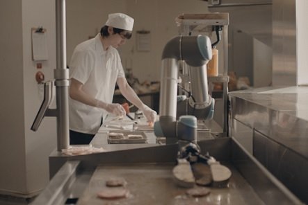 Обжарка котлет в американских закусочных CaliBurger будет поручена роботам