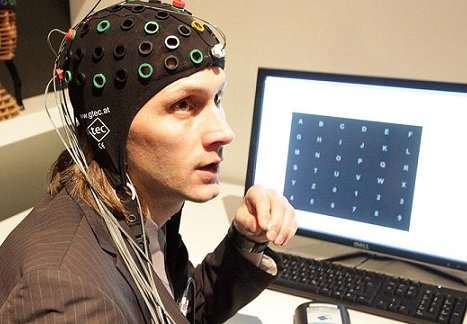 Российские разработчики представили инновационное устройство для общения «силой мысли»
