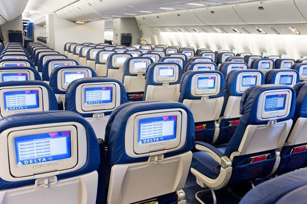 Пассажиры Delta Air Lines будут вправе рассчитывать почти на 10 000 долларов за отказ от места в самолете