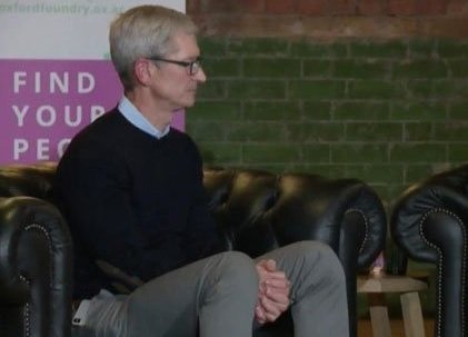 CEO Apple уже щеголяет с новым iPhone X