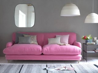 Розовый диван - нотка романтики в интерьере