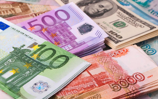 ВЦИОМ выяснил, с чем россияне связывают девальвацию рубля