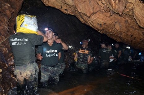 Маск предложил таиландским властям помощь в вызволении детей из пещеры