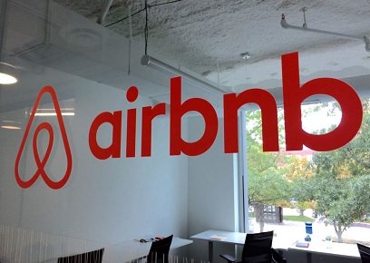 Airbnb просит власти США позволить поощрять владельцев жилья собственными акциями