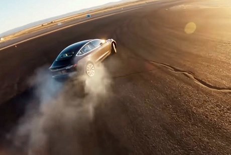 В Model 3 появился новый режим вождения для гоночных трасс