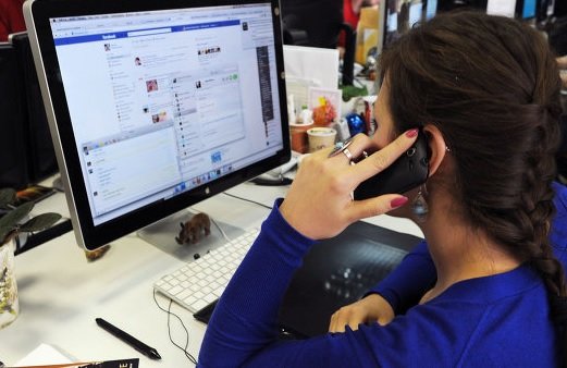 Компании начали регулировать поведение работников в соцсетях — SuperJob