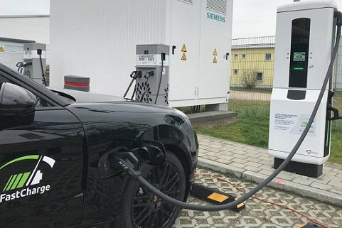 Porsche и BMW представили зарядное устройство, позволяющее зарядить электромобиль за три минуты