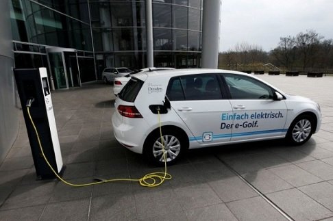 Volkswagen готовится к запуску производства мобильных зарядных станций для электрокаров