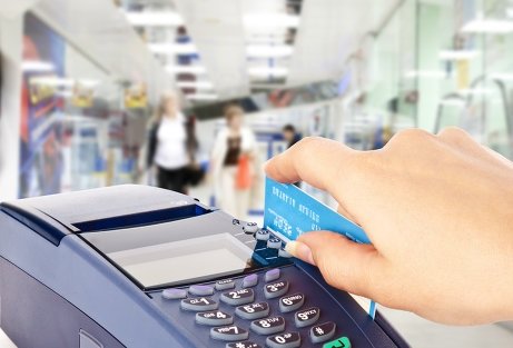 Собственников офлайн-магазинов обяжут принимать платежные карты