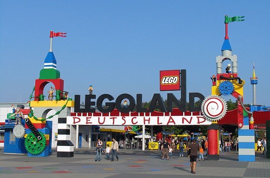 Blackstone и учредители Lego намерены взять под контроль второго по величине оператора развлечений на планете