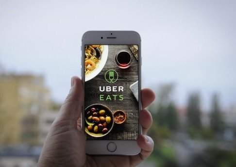 Uber Eats начал привлекать к доставке блюд пожилых курьеров