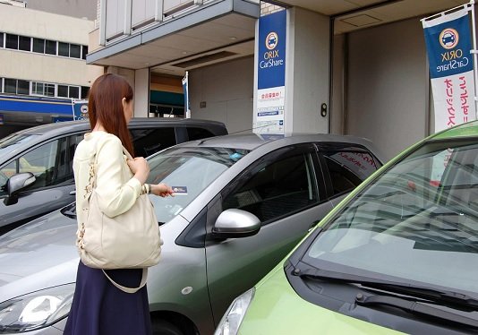 Японцы используют арендные авто для приема пищи и работы