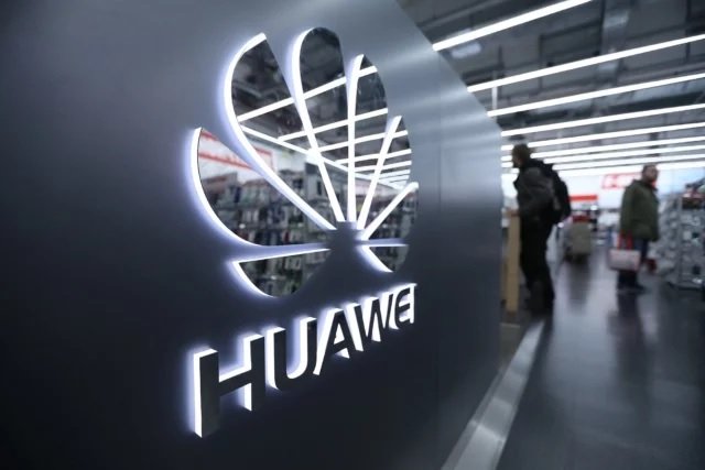 Huawei потеряла 10 млрд USD от торговых санкций Вашингтона