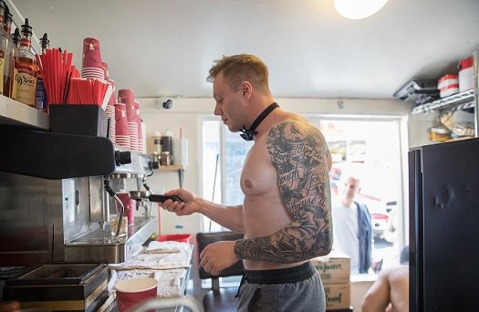 Американская кофейня привлекает клиентов с помощью полуголых парней