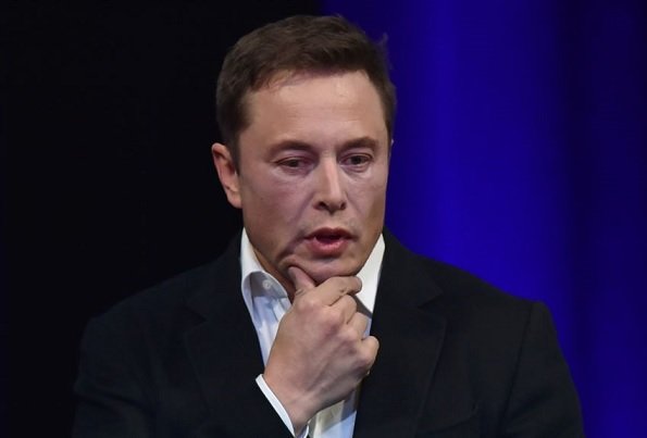Акционеры Tesla обвинили Маска в кумовстве