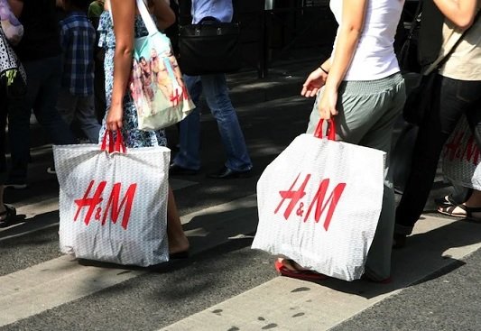 Собранные H&M для переработки вещи выставили на торги без сортировки