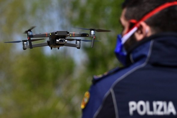 Власти Италии начали использовать дроны для измерения температуры и оповещения людей о штрафах