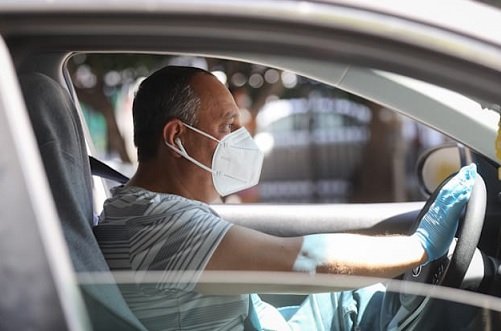 Uber ищет способы заставить таксистов носить защитные маски
