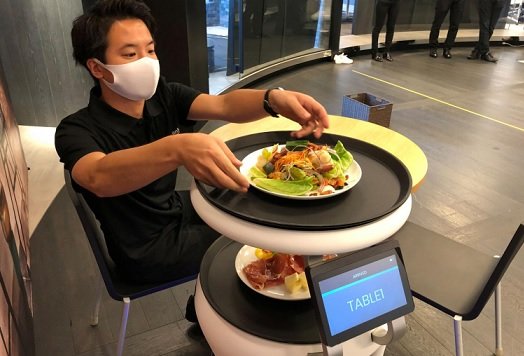 SoftBank начнет поставлять роботов японским ресторанам