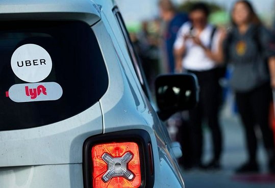 Таксомоторные агрегаторы подняли тарифы в Калифорнии вопреки обещаниям