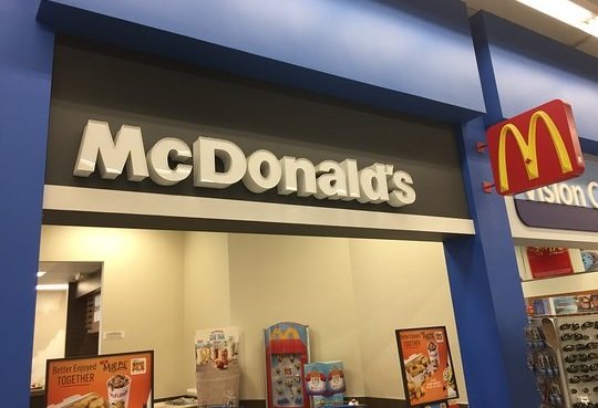 McDonald's решил отказаться от развития ресторанов в супермаркетах Walmart