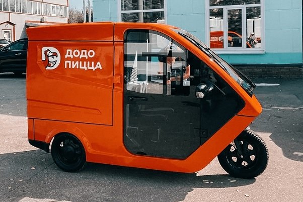 «Додо Пицца» спроектировала брендированный скутер для доставки