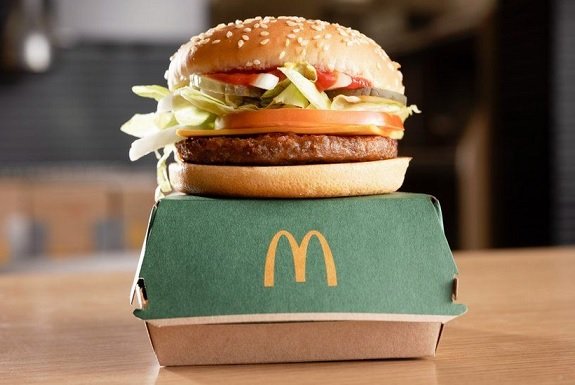 В американских заведениях McDonald’s начнут продаваться бургеры от Beyond Meat