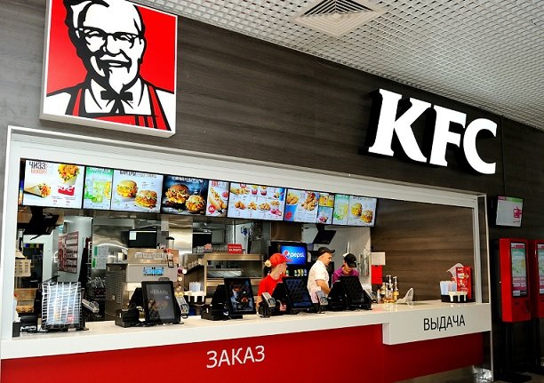 Посетители ресторанов KFC смогут оставлять официантам электронные чаевые