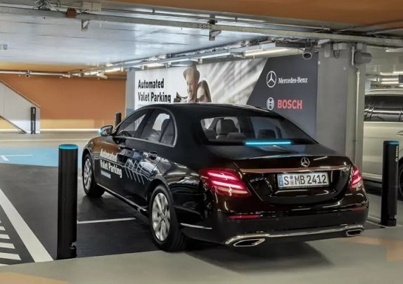 Mercedes-Benz откроет «умную» парковку для робомобилей в штутгартском аэропорту